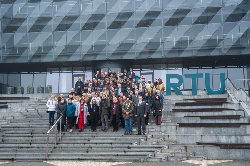 Partecipanti alla EUt+ Riga Week 2025 durante una sessione di lavoro